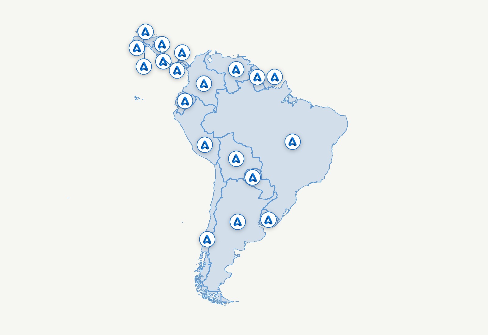 Mapa de Sudamérica y Centroamérica con el isotipo azul de ARCADIA Consulting en cada país
