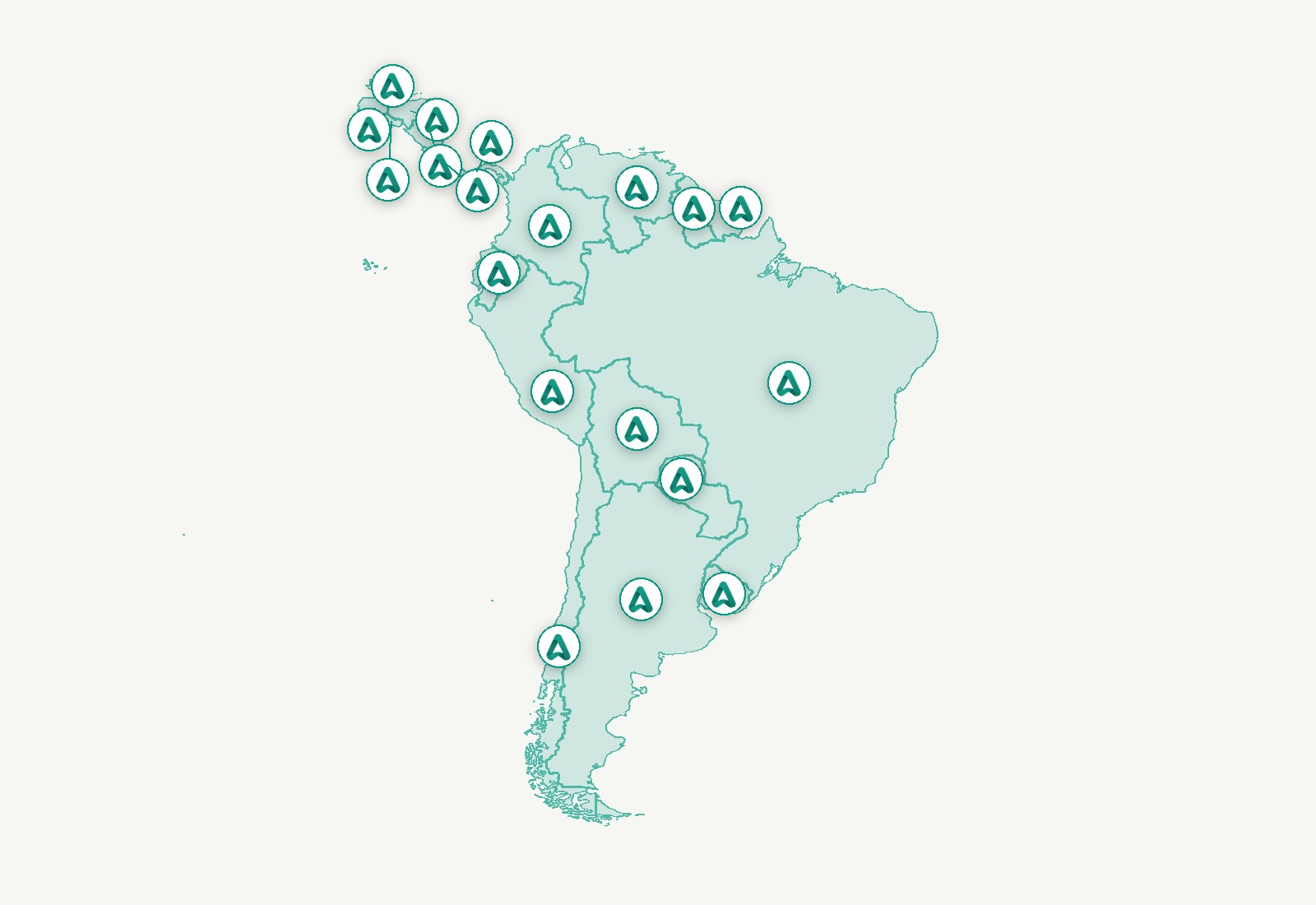 Mapa de Sudamérica y Centroamérica con el isotipo verde de ARCADIA Design en cada país