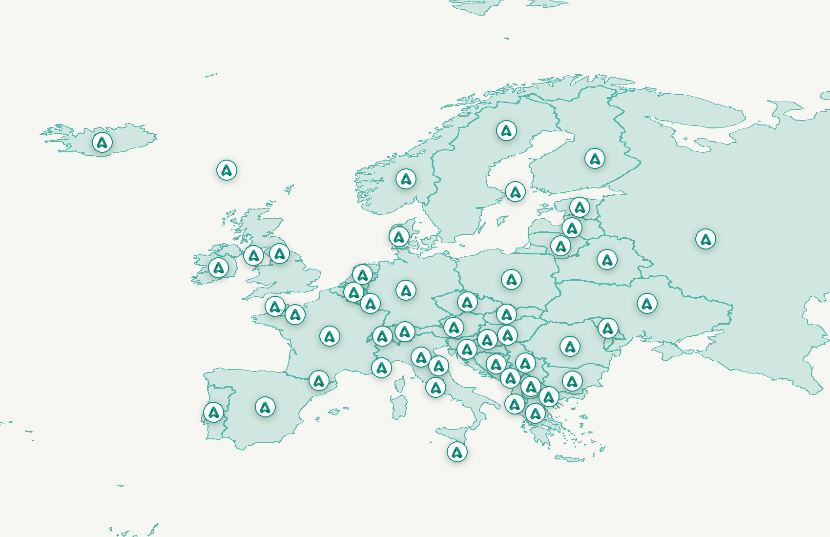 Mapa de Europa con el isotipo verde de ARCADIA Design en cada país